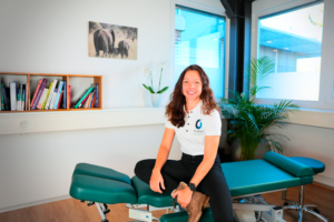 Lisa Gremaud sitzend auf einer Osteopatischen Liege