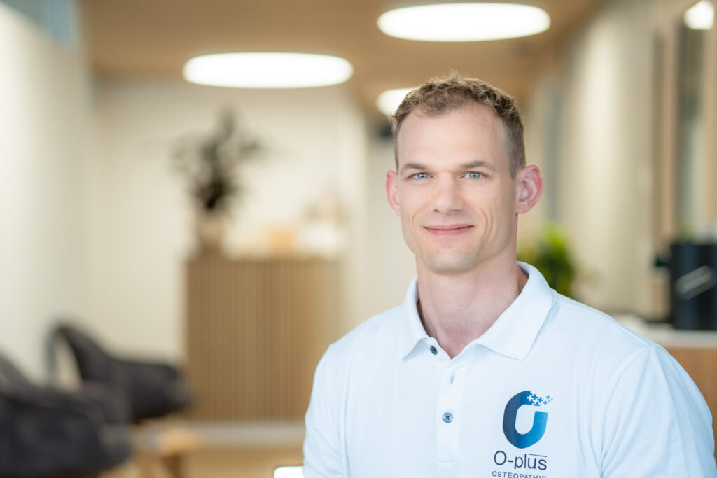 Anthony Dorthe Lächelnd im Wartebereich
