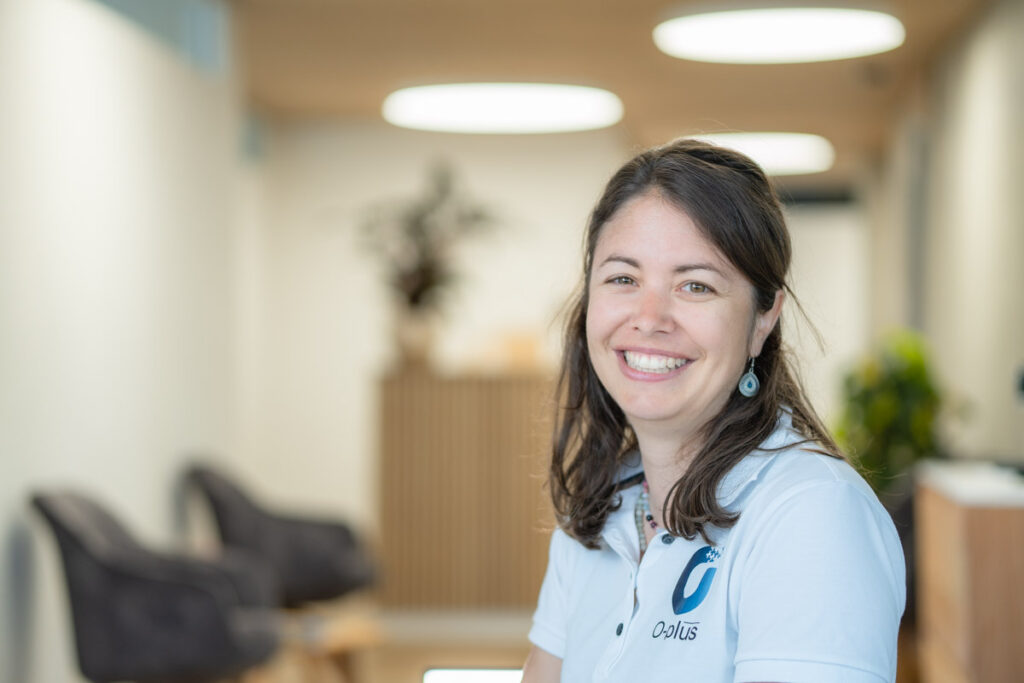 Carol Rotzetter dans la salle d'attente en train de sourir
