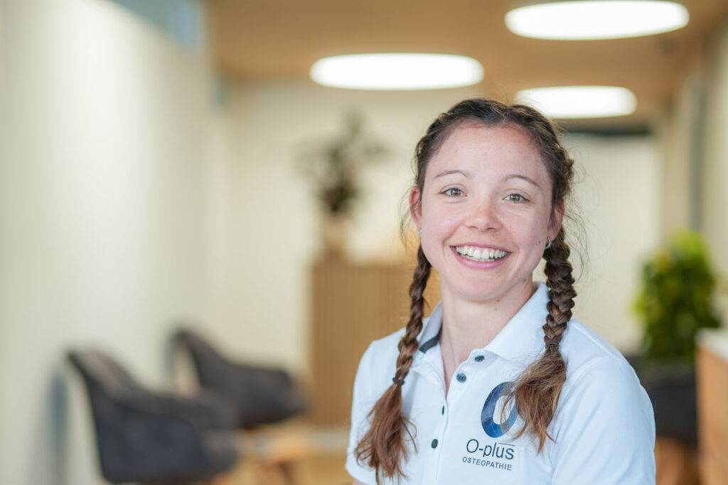 Lisa Gremaud dans la salle d'attente en train de sourir
