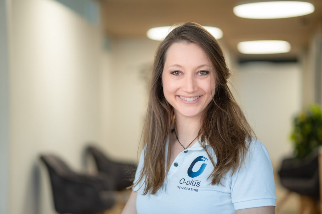 Sabrina Jau dans la salle d'attente en train de sourir