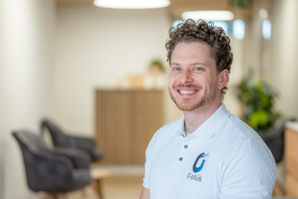 andrin goo rigole dans la salle d'attente de O-Plus à Guin