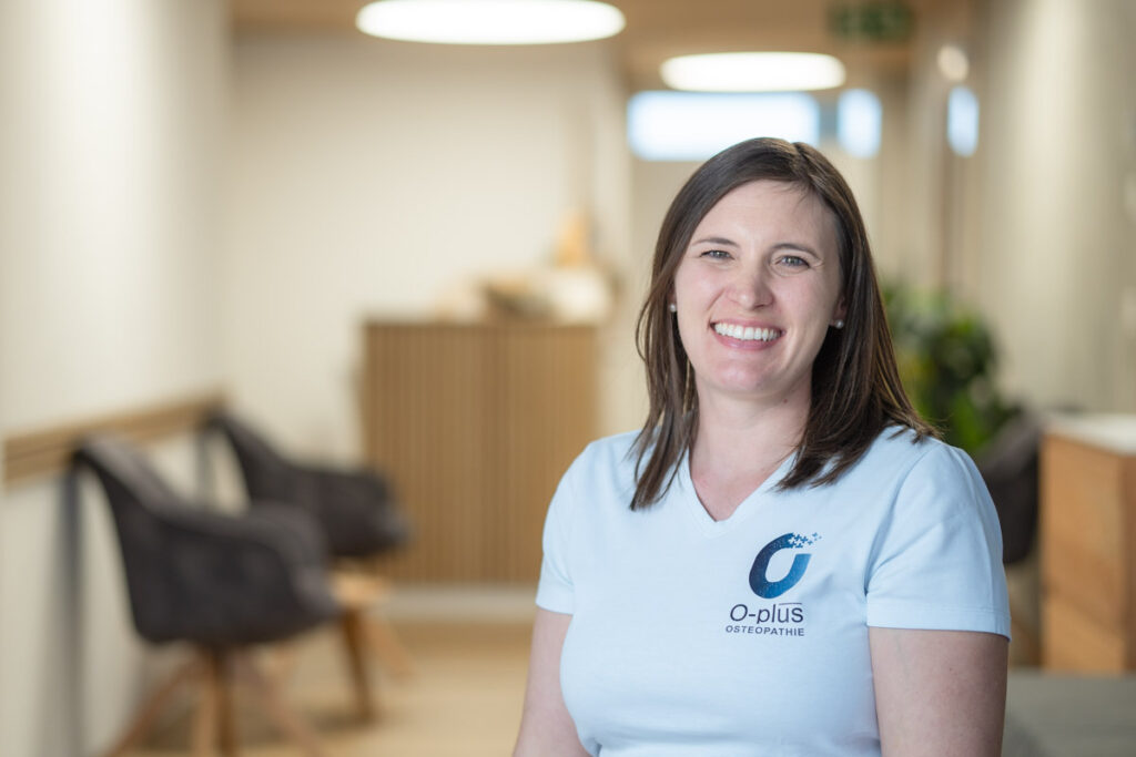 Miriam Dürret im Wartebereich lächelnd