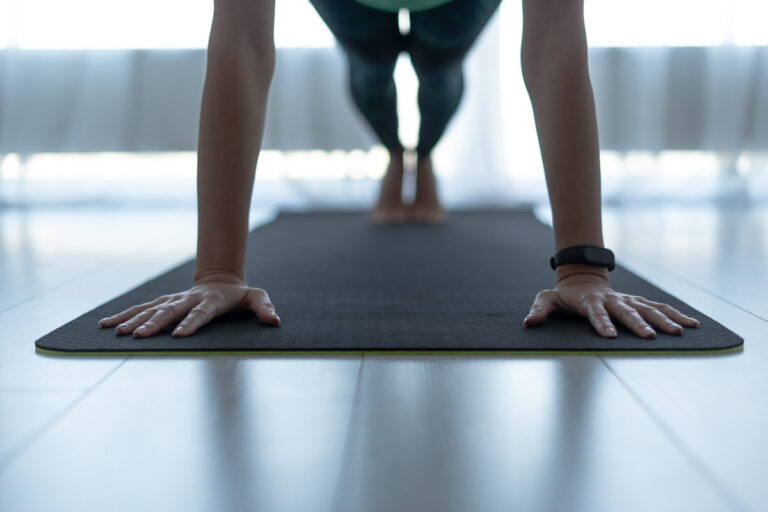 Frau in Pilates Position