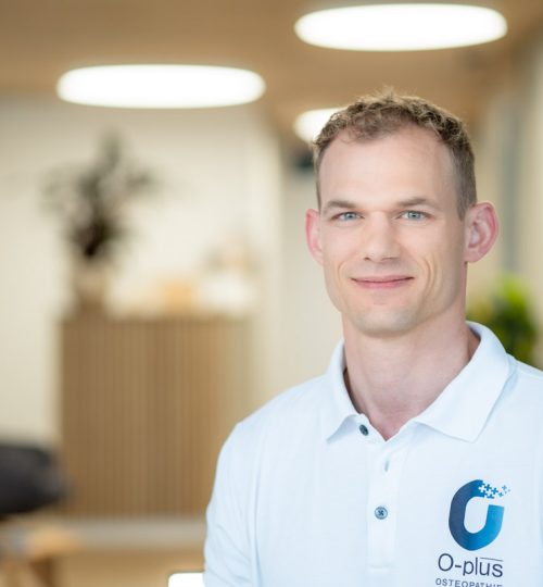 Anthony Dorthe Lächelnd im Wartebereich von O-Plus