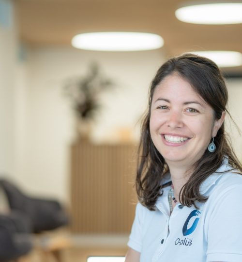 Carol Rotzetter Lächelnd im Wartebereich von O-Plus