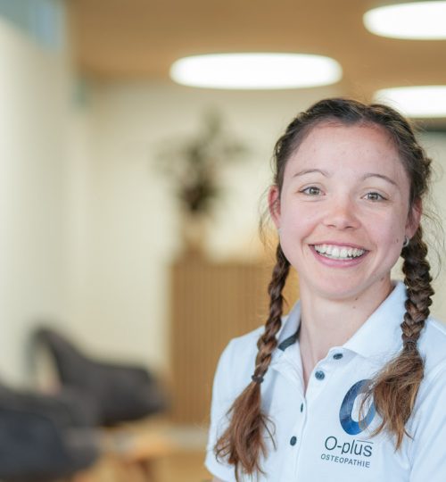Lisa Gremaud Lächelnd im Wartebereich von O-Plus