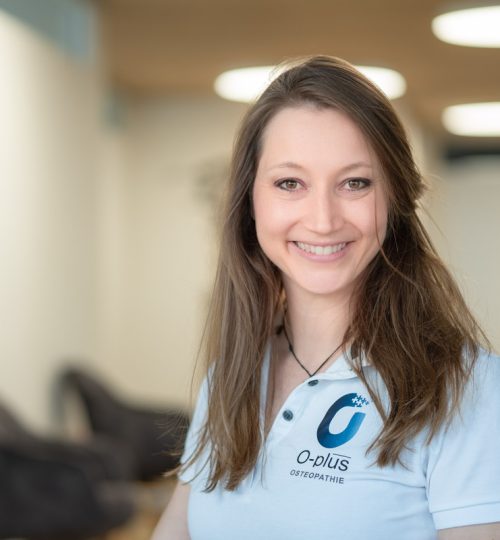 Sabrina Jau Lächelnd im Wartebereich von O-Plus