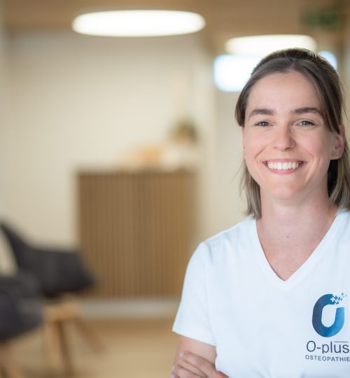 Kim Kolly Lächelnd im Wartebereich von O-Plus