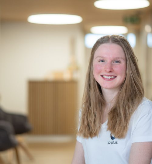 Celine Waeber lächelnd im Wartebereich