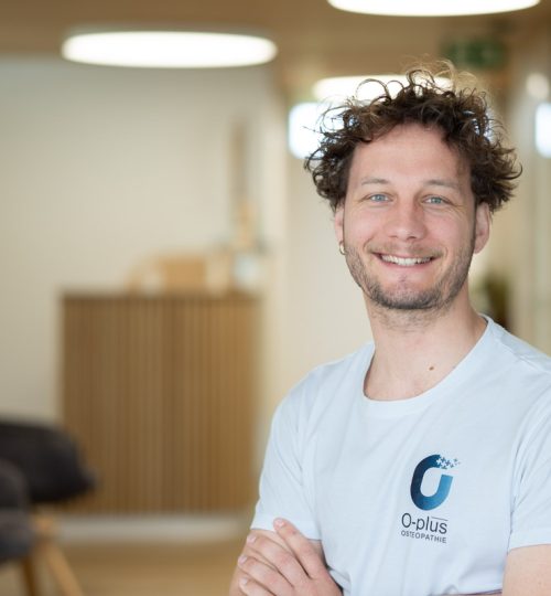 Logan Leborgne lächelnd im Wartebereich