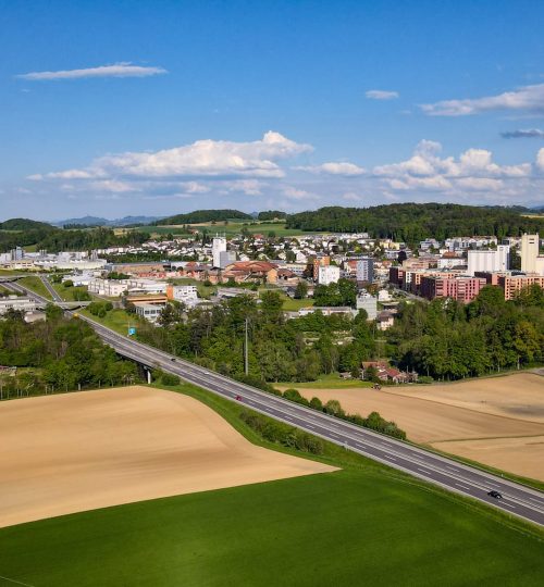Vue de Drone de Guin à côté de l'autoroute