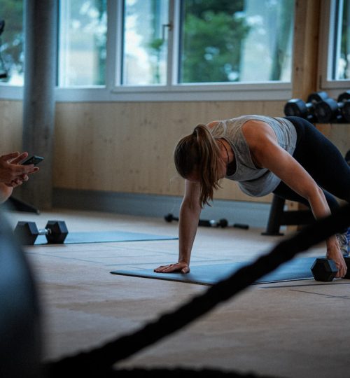 Cliente qui fait des exercices d'appui faciaux au sol