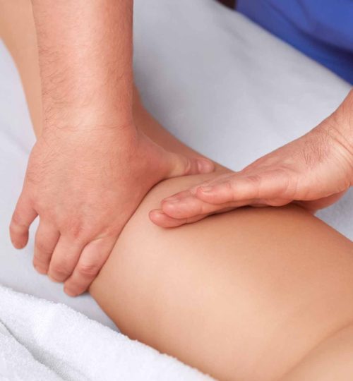 Masseuse faisant du drainage lymphatique