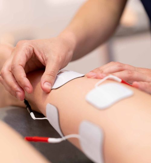 Masseuse faisant de l'électrothérapie
